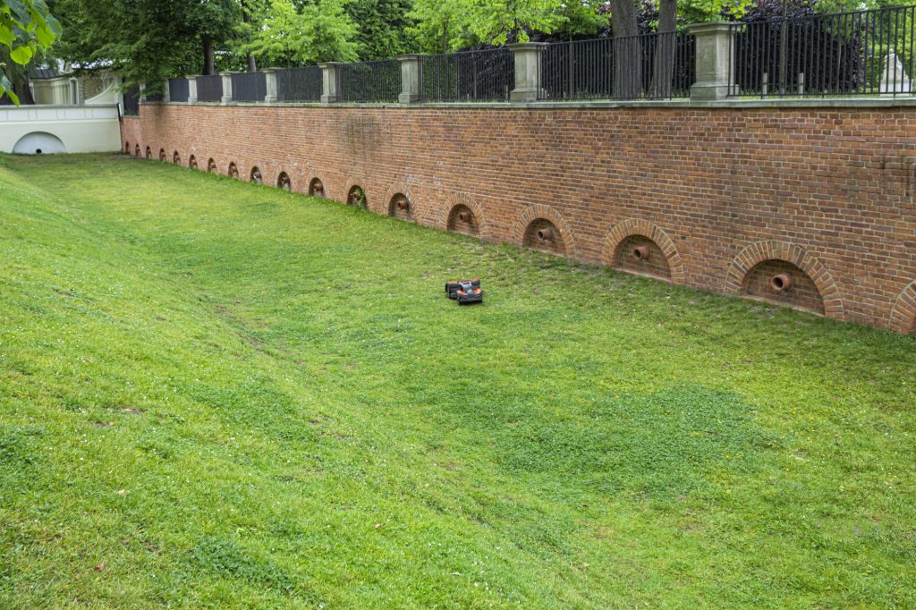 servicii intretinere terenuri mari comerciale